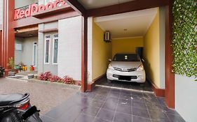 RedDoorz Syariah near Jam Gadang Bukittinggi 2