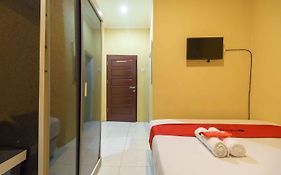 RedDoorz Syariah near Jam Gadang Bukittinggi 2